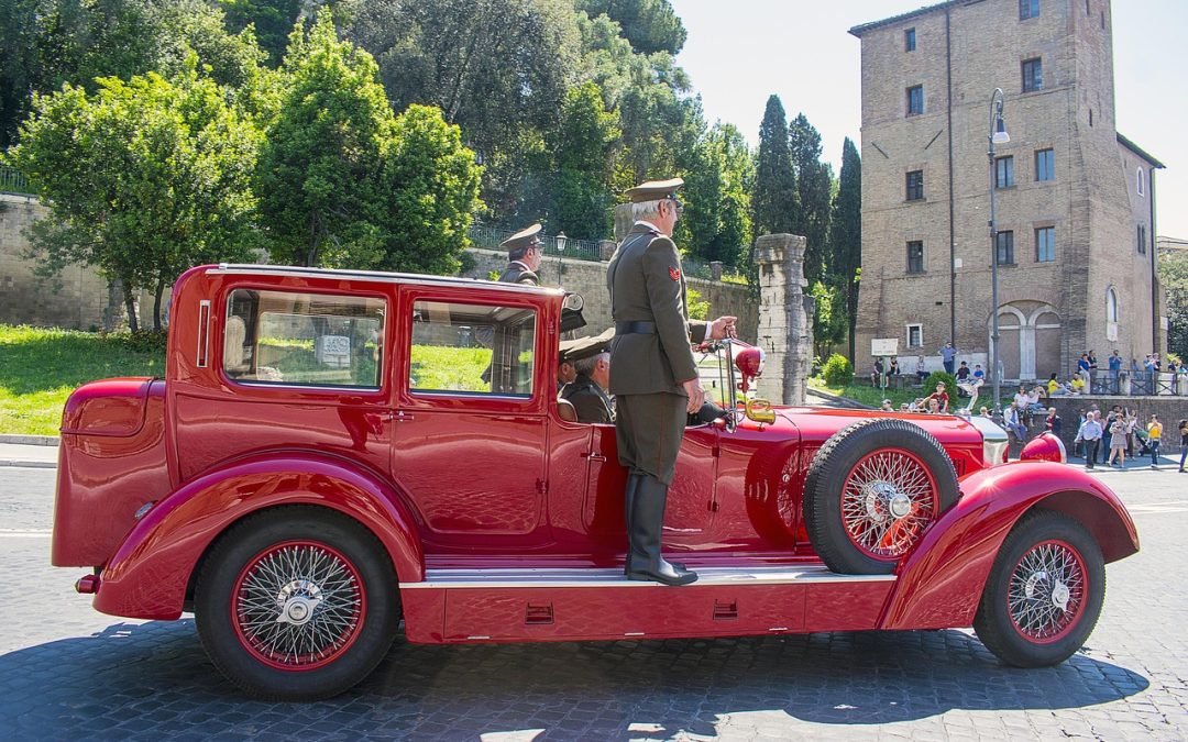 Dinas Damkar Karawang Tangani Pohon Tumbang Di Kantor Walikota